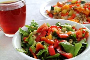 Reis mit Zucchini, Hackfleisch, Paprika, Tomaten, Zwiebel und Salat