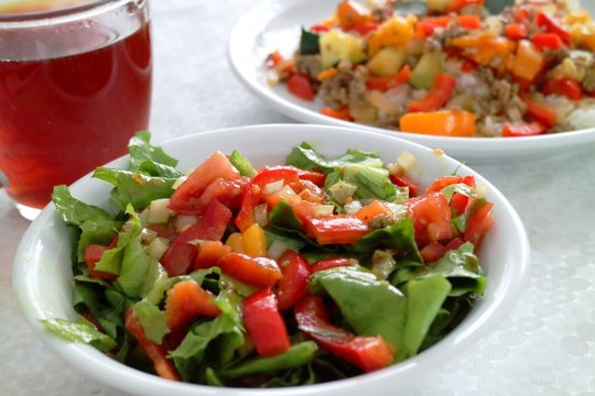 Reis mit Zucchini, Hackfleisch, Paprika, Tomaten, Zwiebel und Salat