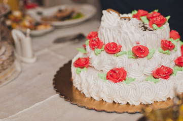 Cake of three floors with pink flowers 8460.