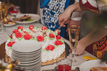 The cake for guests with pink flowers 8462.