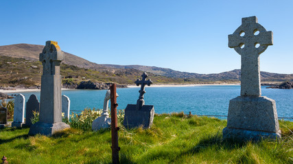 Keltische Gräber vor Panorama mit Meer
