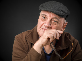 portrait homme ayant enlevé ses lunettes