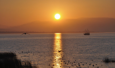 Fototapeta na wymiar amazing views and sunsets on the lake