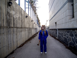 Persona con mascara y un hacha en la mano