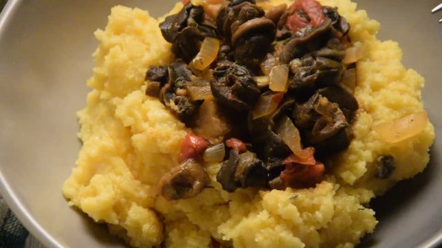 Polenta y snails und caracoles och sniglar chiocciole e video ir sraigės Schnecken ポレンタとカタツムリ lumache Cocina et escargots comida food Cuisine полента и улитки Cucina 