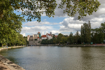 Saale Ufer und Ausblick auf das Schloss Bernburg