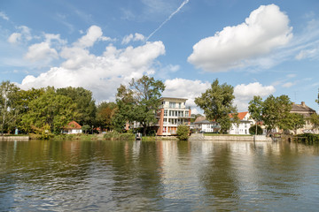 Fototapeta na wymiar Wohnungen am Fluss in Bernburg