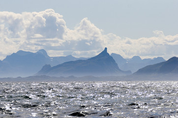Fototapeta na wymiar Inseln und Berge in den Lofoten in Norwegen