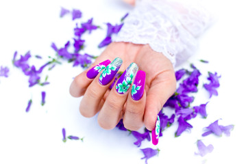Obraz na płótnie Canvas Nails decorated with floral arrangements for a colorful spring and a beautiful summer