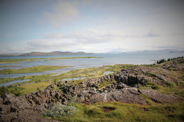 Islande, la faille d'Almannagjá face au lac de Tingvallavatn