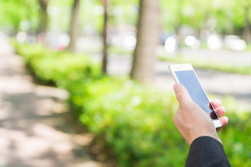 スマホを見るミドル男性　手元　ビジネス