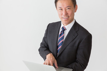 パソコンを見るミドル男性　ビジネス