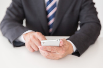 スマホを持つミドル男性　手元　ビジネス