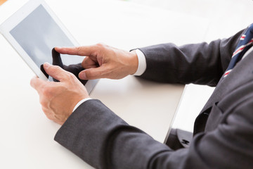 タブレットを持つミドル男性　手元　ビジネス