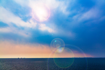 太陽の光が反射する海