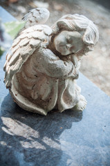 Naklejka premium ange au cimetière
