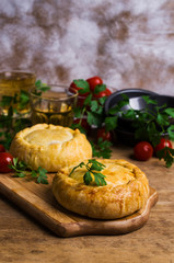 Round meat pie with vegetables