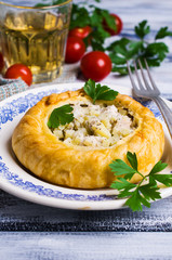 Round meat pie with vegetables