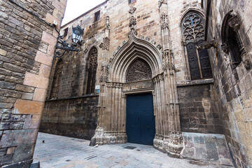 Fototapeta na wymiar Narrow street of Piedad that borders the Cathedral of Barcelona