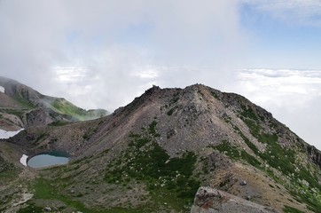 日本の百名山の一つである「白山」に登る人たち