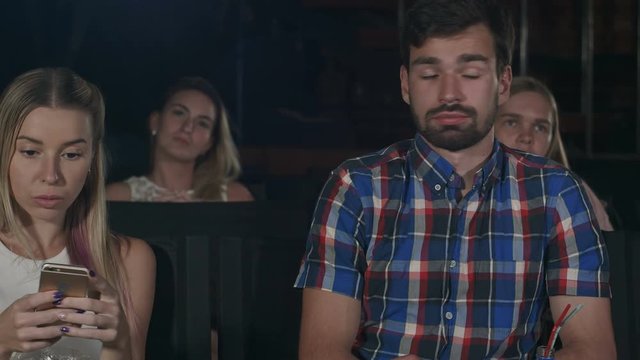 Loud woman on phone frustrates audience in theater