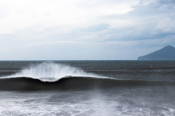 Fototapeta premium Beautiful A-frame wave off the coast of Yilan, Taiwan