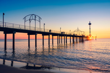 Obraz premium Brighton Beach pier with people
