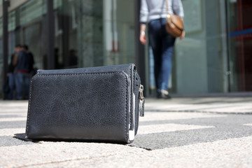 Woman losing her wallet on city street
