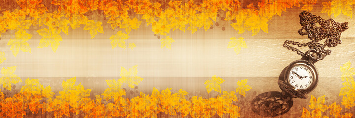 Obraz premium Banner Panorama Bild mit Herbst Hintergrund und kleiner nostalgischer Taschenuhr