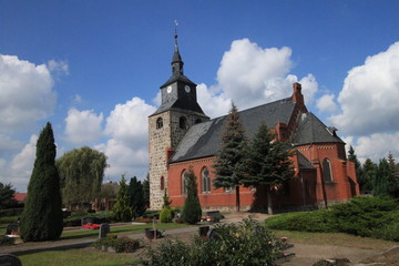 Blick zur Dorfkirche in Mechau in der Altmark
