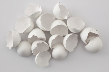Eierschale auf weißem Hintergrund