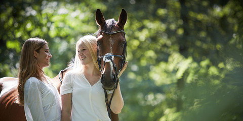 Zwei junge Frauen mit ihrem Pferd © Karin & Uwe Annas