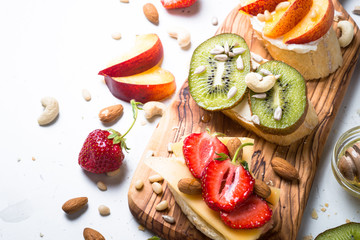 Obraz premium Fresh sweet fruit sandwiches.