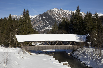 Gedeckte Holzbrücke im Stillachtal, Oberstdorf, Allgäu, Bayern, Deutschland, Europa