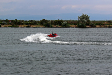 Acrobacias con moto de agua en el río