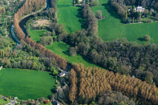 Vue aérienne de champs et de bois près de Dinan en Bretagne nord - France