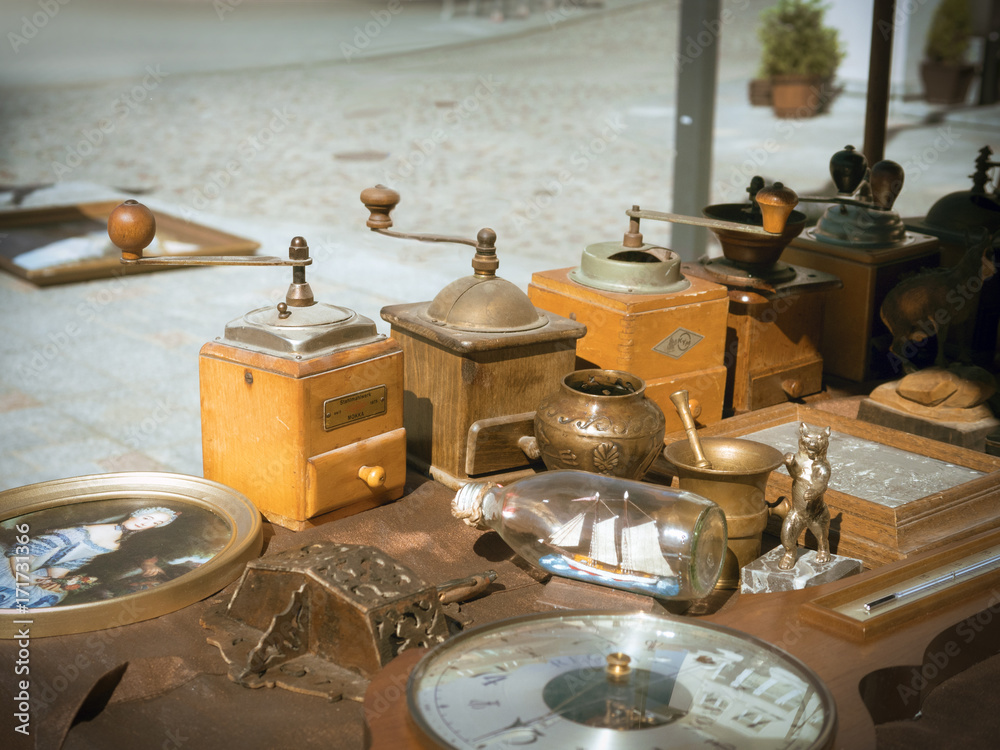 Wall mural Flea market. Old coffee mills, a boat in a bottle, a clock. Retro, vintage.