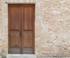 Fototapeta na wymiar Mediterrane Haustür aus Holz