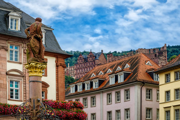 Fototapeta premium Der Marktplatz im Herzen von Heidelberg mit Blick auf das Schloss