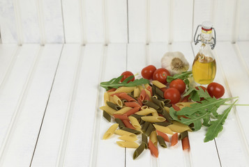 Ингредиенты для итальянской пасты на белом деревянном столе