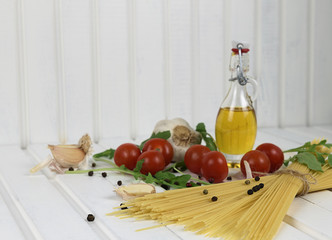 Ингредиенты для итальянской пасты на белом деревянном столе