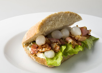 Brad Flat with bacon, green salad and onions