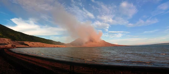 Fotobehang Eruption of Tavurvur volcano at Rabaul, New Britain island, Papua New Guinea © homocosmicos