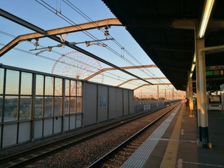 sdr駅より朝焼けの観覧車を眺む