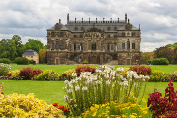 Palais Großer Garten Dresden im Herbst mit Blumenrabatten