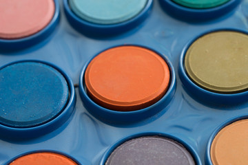 Blauer Malkasten mit runden neuen bunten Farben