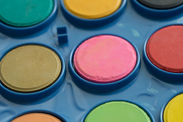 Blauer Malkasten mit runden neuen bunten Farben