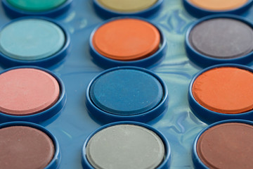 Blauer Malkasten mit runden neuen bunten Farben