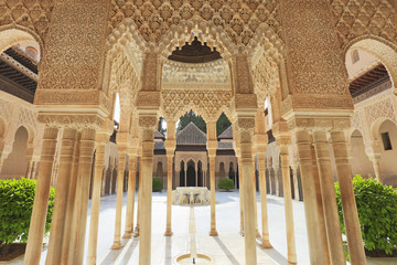Yard of the Lions at the Alhambra in Granada, Spain - obrazy, fototapety, plakaty