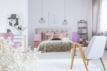 Fototapeta na wymiar White and pink bedroom